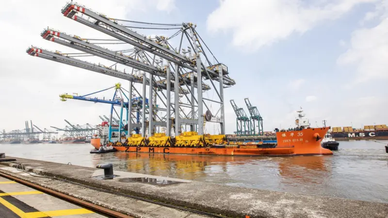 Quay cranes arriving at DP World Antwerp Gateway
