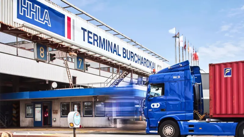 Truck accessing HHLA terminal