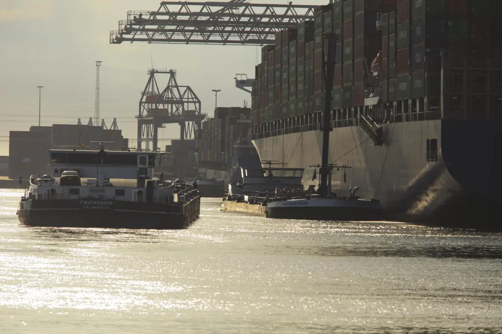 Bunkering in Amazonehaven in the Port of Rotterdam