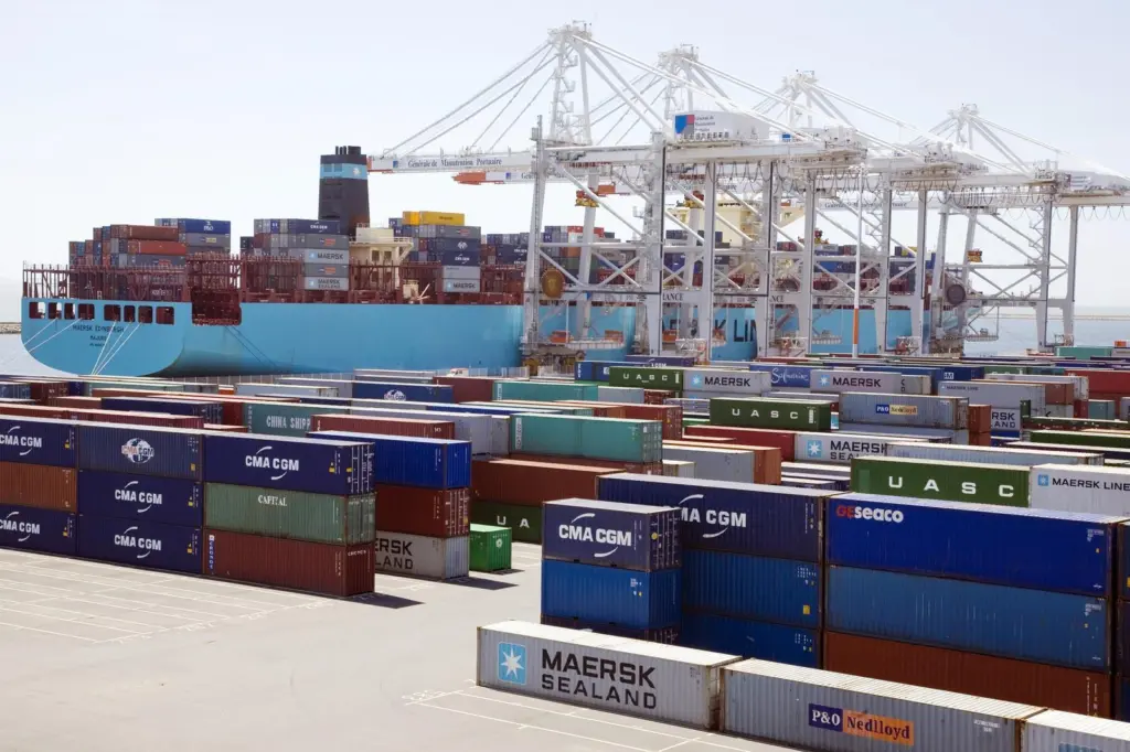 Straddle carriers and containers at GMP, Le Havre