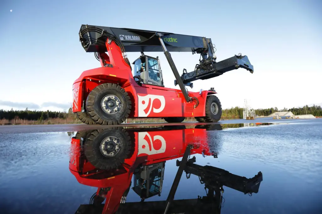 Kalmar electric reachstacker