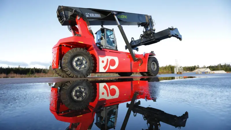 Kalmar electric reachstacker
