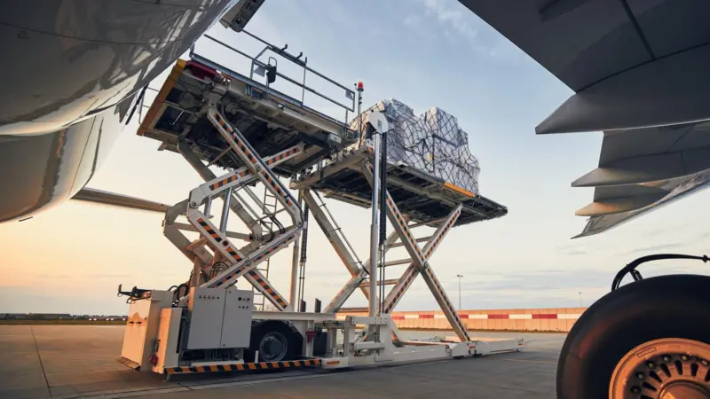 Loading of cargo containers to airplane