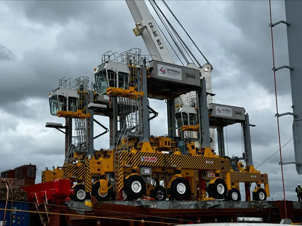 Electric Straddle Carrier Image