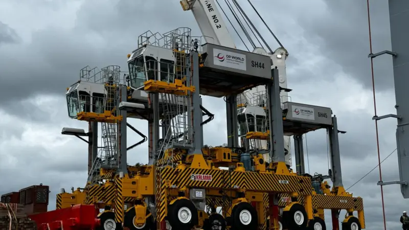 Electric Straddle Carrier Image