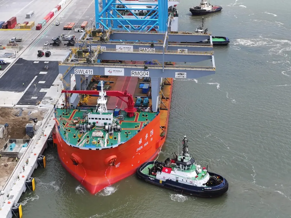 Two new RMG cranes arrive at DP World London Gateway