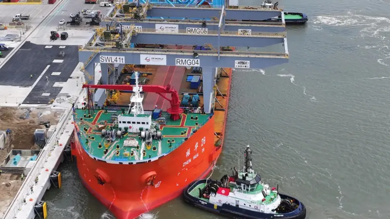 Two new RMG cranes arrive at DP World London Gateway