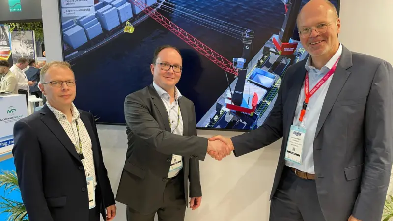 (l-r) Sampo Kananen, traffic manager, Port of Oulu; Marko Mykkänen, MD, Port of Oulu; Hans-Jürgen Schneider, regional sales manager, Port Solutions, Konecranes