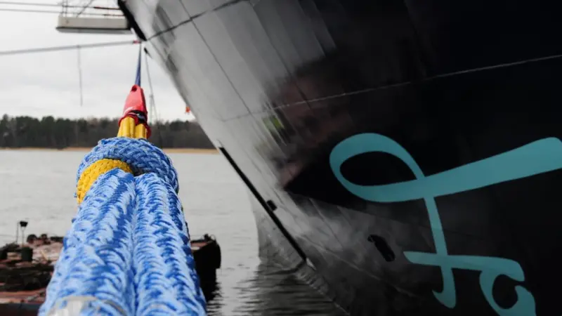 The images shows Wilhelmsen's Timm Snap Back Arrestor (SBA) rope tied to a mooring line at the dock holding a ship stable