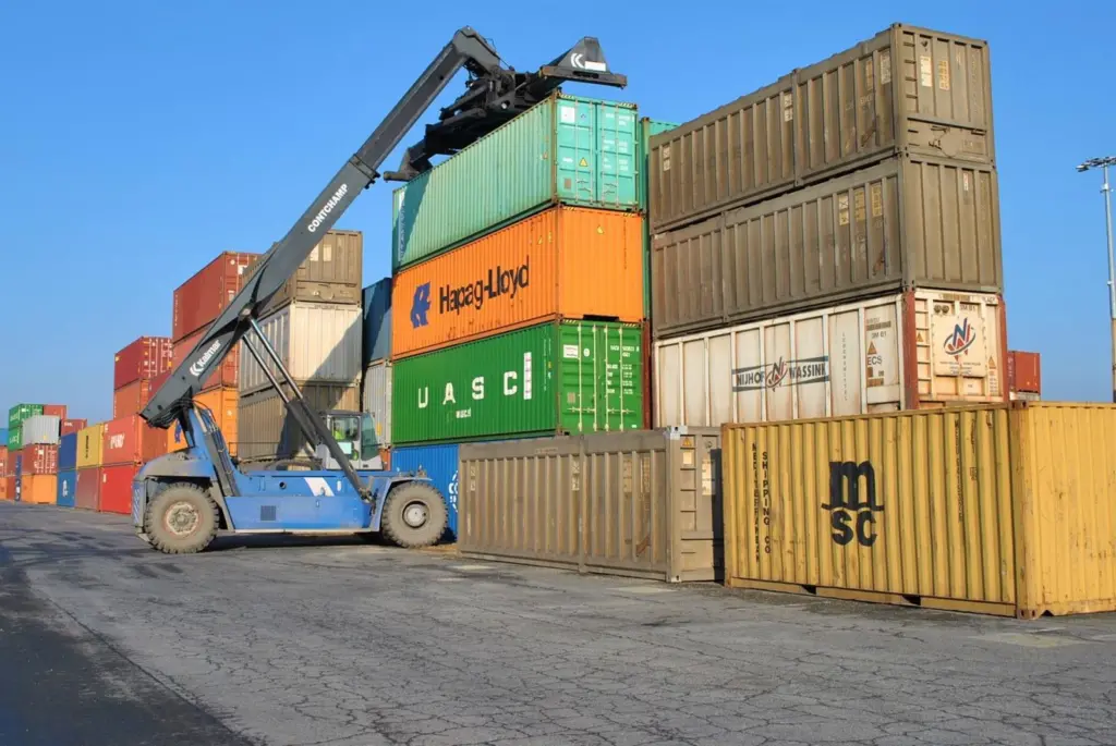 Reach stacker