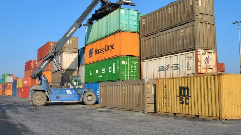 Reach stacker