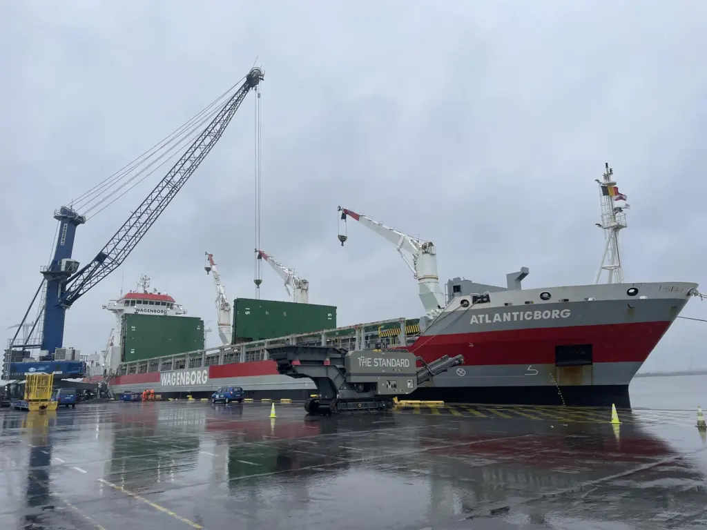 liebherr lhm 550 crane lifting cargo from the 'Atlanticborg'