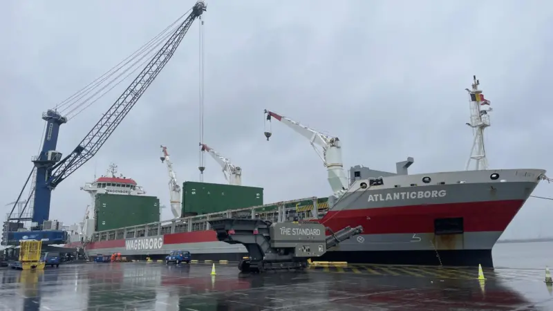 liebherr lhm 550 crane lifting cargo from the 'Atlanticborg'