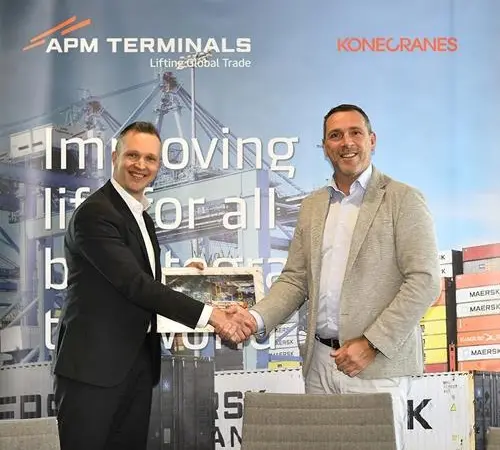 Representatives from Konecranes and APM Terminals Maasvlakte