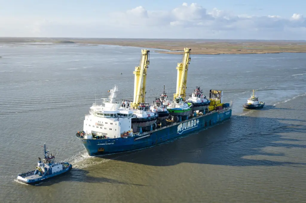 Tugs arriving at the Port of Antwerp-Bruges on board the Jumbo Kinetic heavy-duty vessel