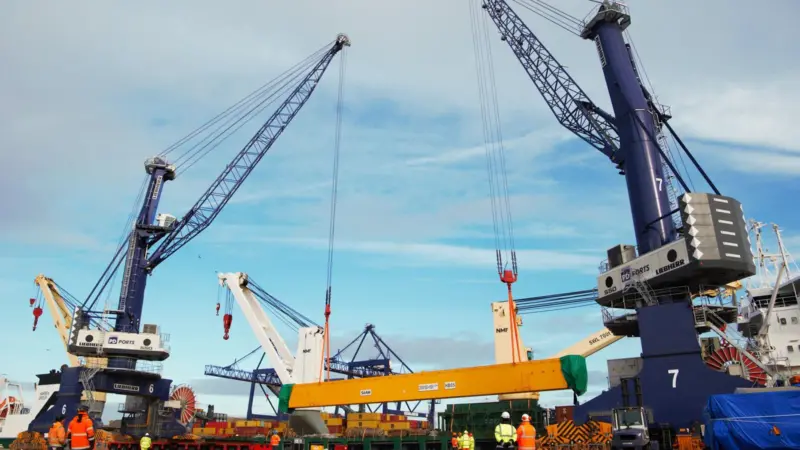 Two Liebherr cranes in a tandem lift at Teesport