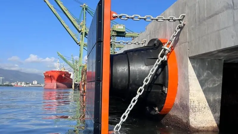 The image shows ShibataFender's cone fenders in action at Rio de Janeiro port