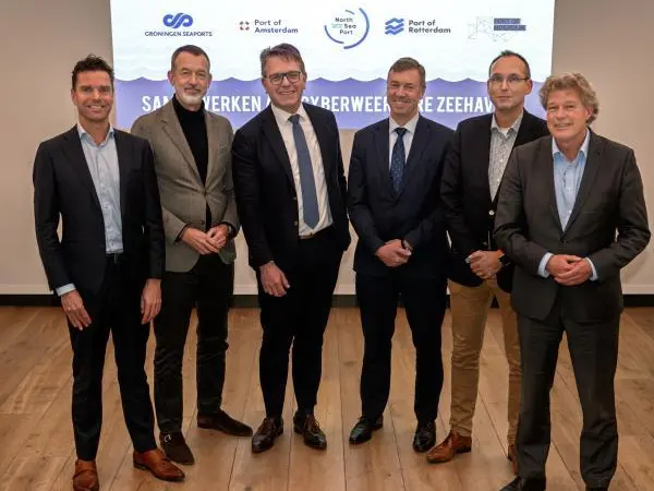 (l-r) Marijn van Schoote (CISO Port of Rotterdam), Boudewijn Siemons (CEO Port of Rotterdam), Cas König (CEO Groningen Seaports), Peter van Parys (COO North Sea Port), Paul Dirkx (CEO Port of Moerdijk), Koen Overtoom (CEO Port of Amsterdam)