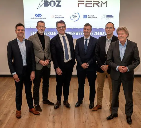 (l-r) Marijn van Schoote (CISO Port of Rotterdam), Boudewijn Siemons (CEO Port of Rotterdam), Cas König (CEO Groningen Seaports), Peter van Parys (COO North Sea Port), Paul Dirkx (CEO Port of Moerdijk), Koen Overtoom (CEO Port of Amsterdam)