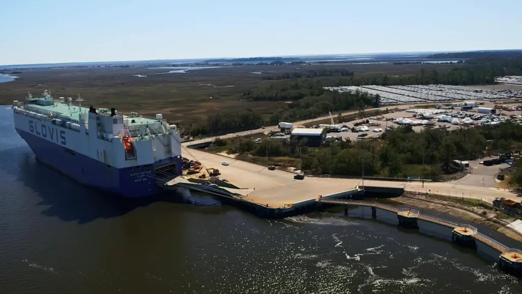 A GLOVIS ship at the Port of Brunswick