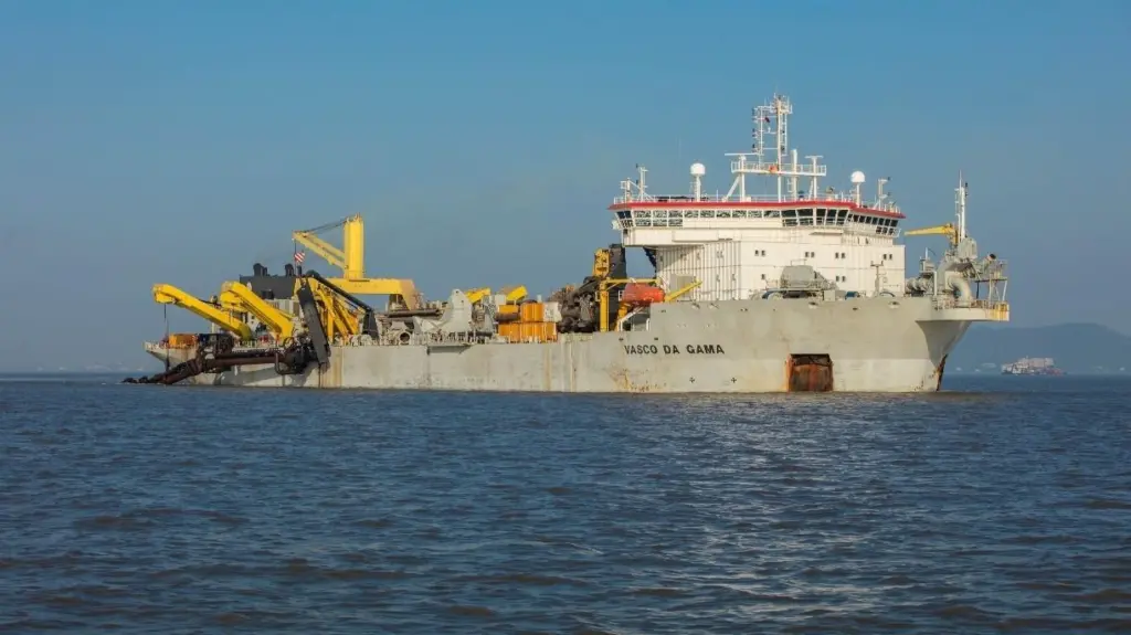 Trailing suction hopper dredger Vasco da Gama at work in Mumbai