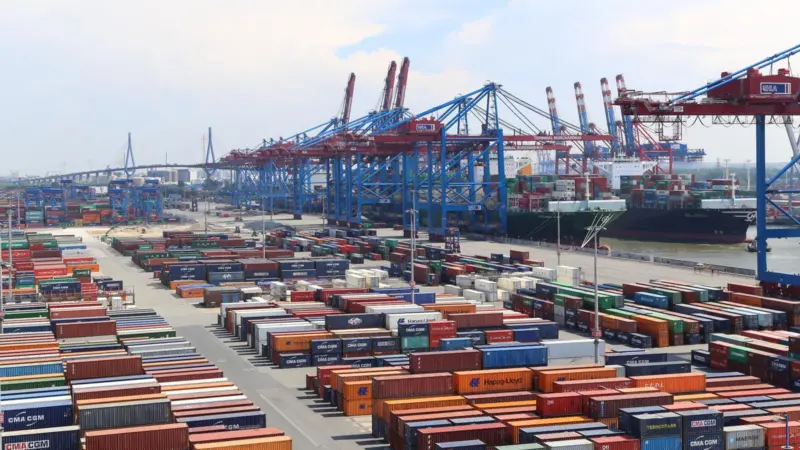The image shows containers on a quayside in Germany