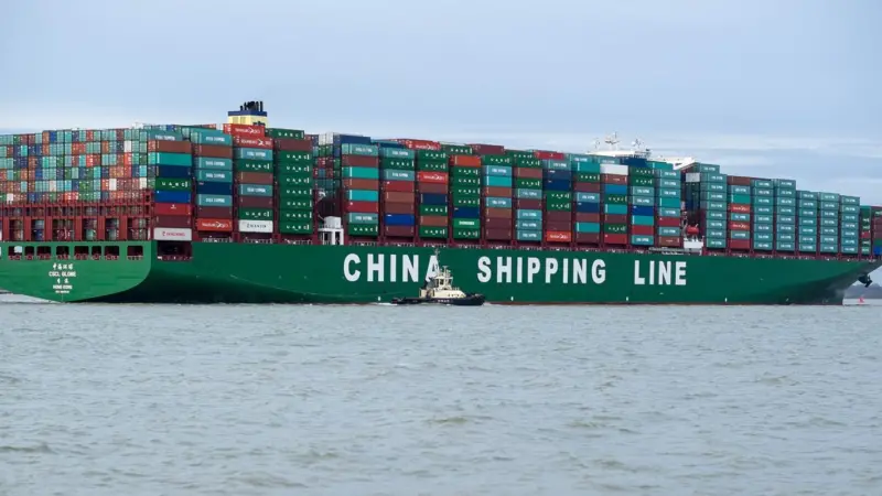 CSCL Globe arriving at Felixstowe, UK
