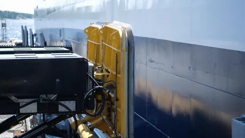 Trelleborg AutoMoor system positioned nex to a ship