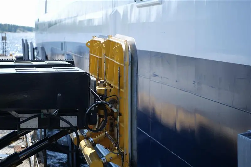 Trelleborg AutoMoor system positioned nex to a ship