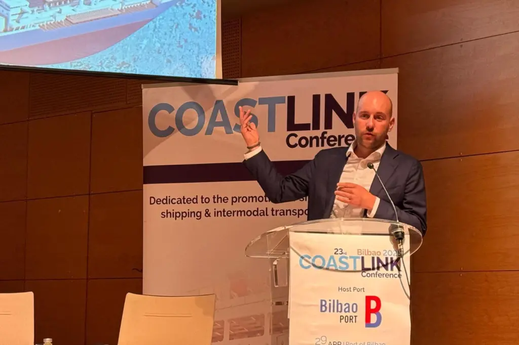 Maurice Delattre, regional director (Europe), Port of Amsterdam on the podium