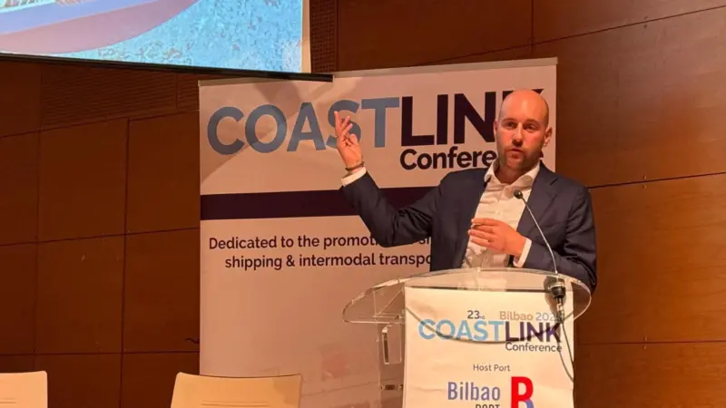 Maurice Delattre, regional director (Europe), Port of Amsterdam on the podium