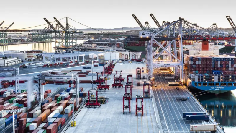 Kalmar automatic stacking crane and automated straddle carrier