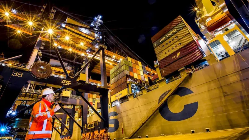 werknemer-portofoon-containerschip-havenbedrijf-rotterdam-eric-bakker-juni-2020