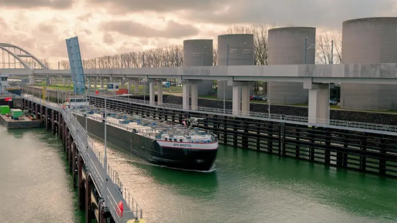RPT Bristol travelling through the Rozenburg Lock at the Port of Rotterdam