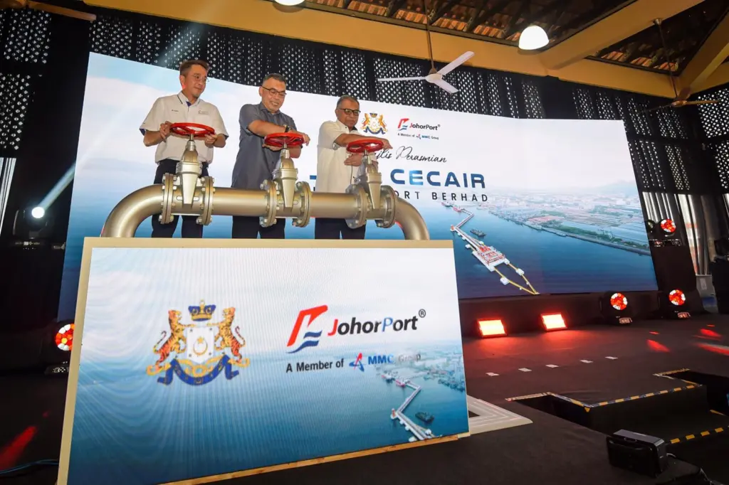 (l-r) Md Derick Basir, CEO of Johor Port Berhad, Tuan Mohd Masni Wakiman, district officer of Johor Bahru and Dr Hj Rosnan Fathlal, chair of Johor Port Authority