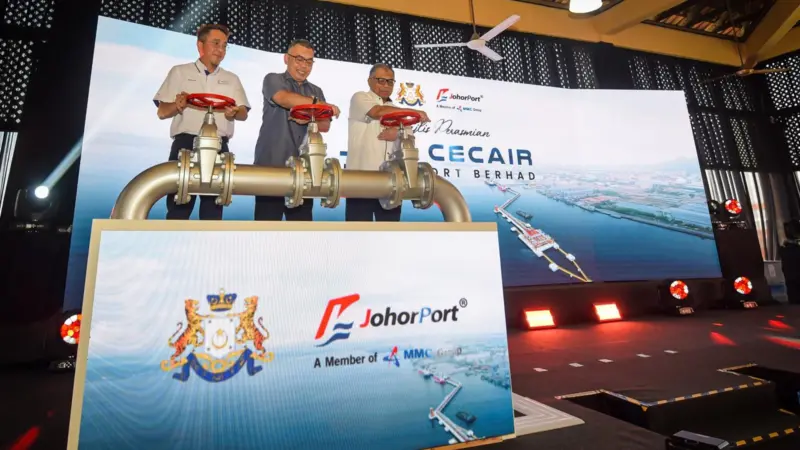 (l-r) Md Derick Basir, CEO of Johor Port Berhad, Tuan Mohd Masni Wakiman, district officer of Johor Bahru and Dr Hj Rosnan Fathlal, chair of Johor Port Authority