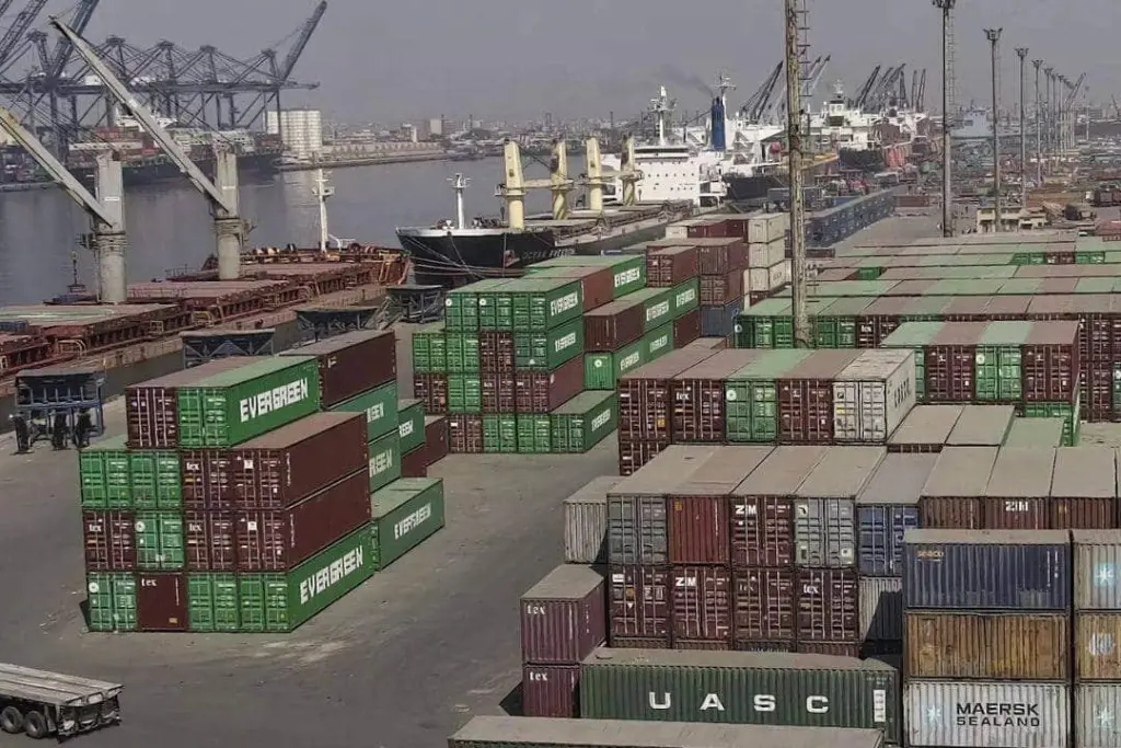 The image shows Bulk and General Cargo ships berthed at KGTL berths 11-17 on the East Wharf of Karachi Port