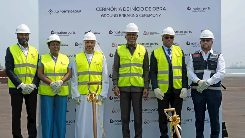 Officials at the groundbreaking ceremony to mark the beginning of construction at the new Luanda Terminal
