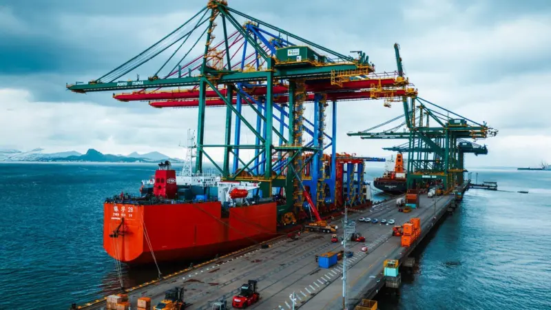 ship-to-shore cranes at Porto Itapoa