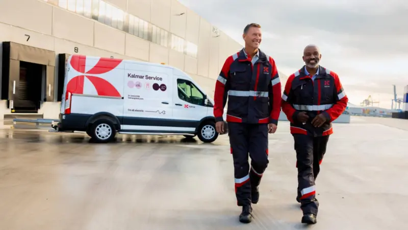 Two Kalmar employees with a van in the background from Kalmar Service