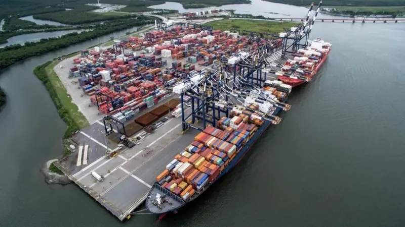 00_338416_aerialviewofcustomervesselsandcontaineryardatsantosportezgifcomwebptopngconverter_772001