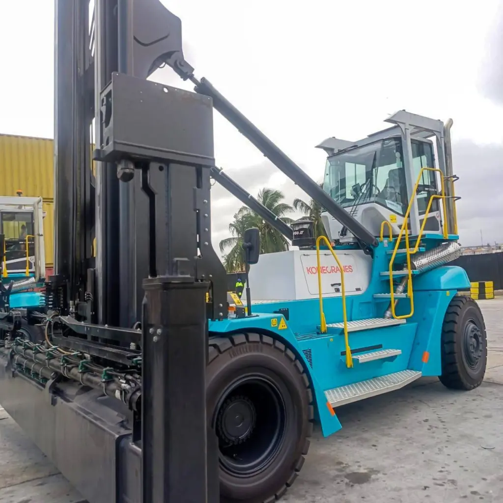 Konecranes reach stacker at LCT in Togo