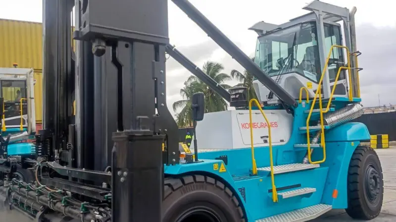Konecranes reach stacker at LCT in Togo