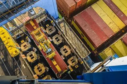 manutention-de-conteneurs-au-portique-samuel-salamagnon