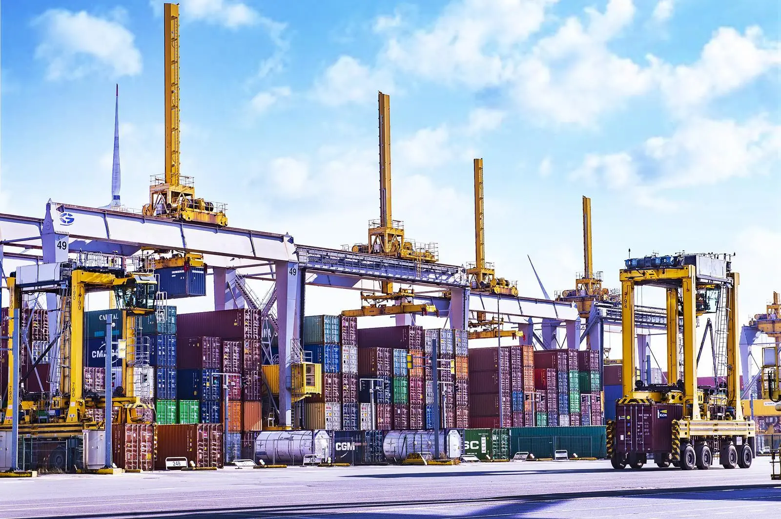 Automated stacking cranes Antwerp Gateway