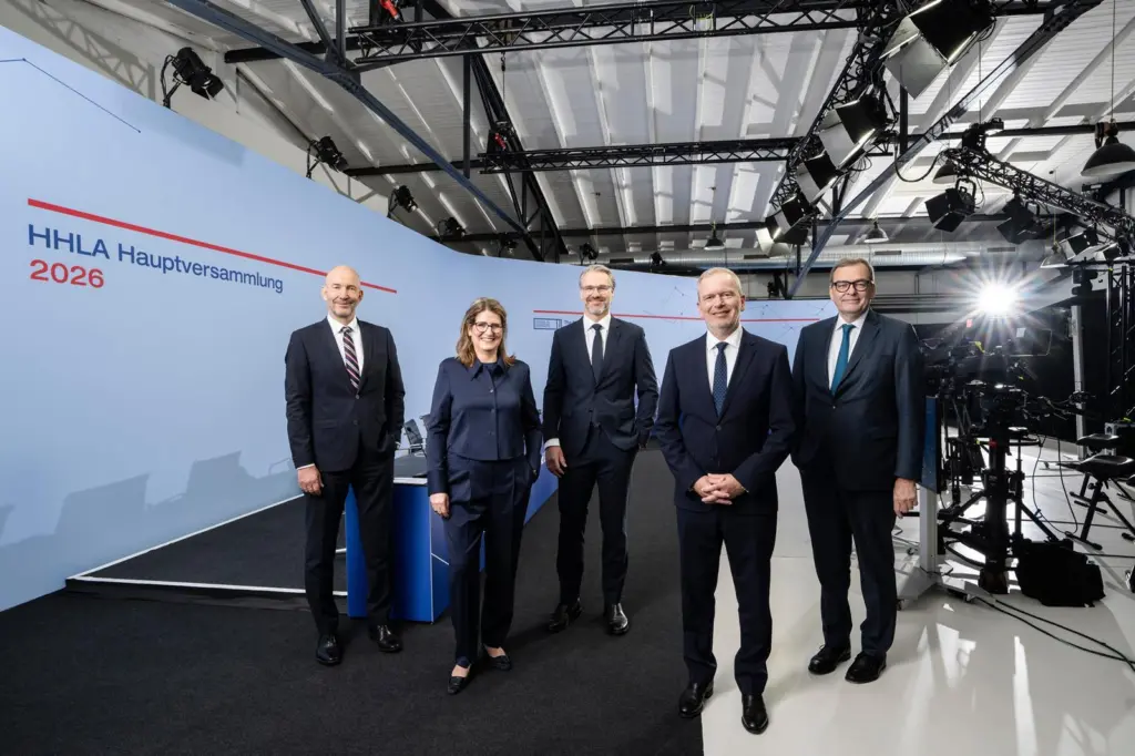 (l-r) Executive board members Jens Hansen, Annette Geiß and Torben Seebold, CEO Jeroen Eijsink, supervisory board chair Marcus Vitt
