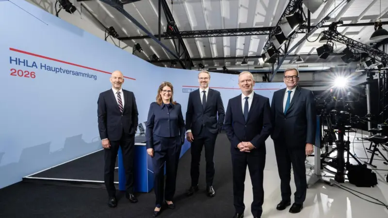 (l-r) Executive board members Jens Hansen, Annette Geiß and Torben Seebold, CEO Jeroen Eijsink, supervisory board chair Marcus Vitt