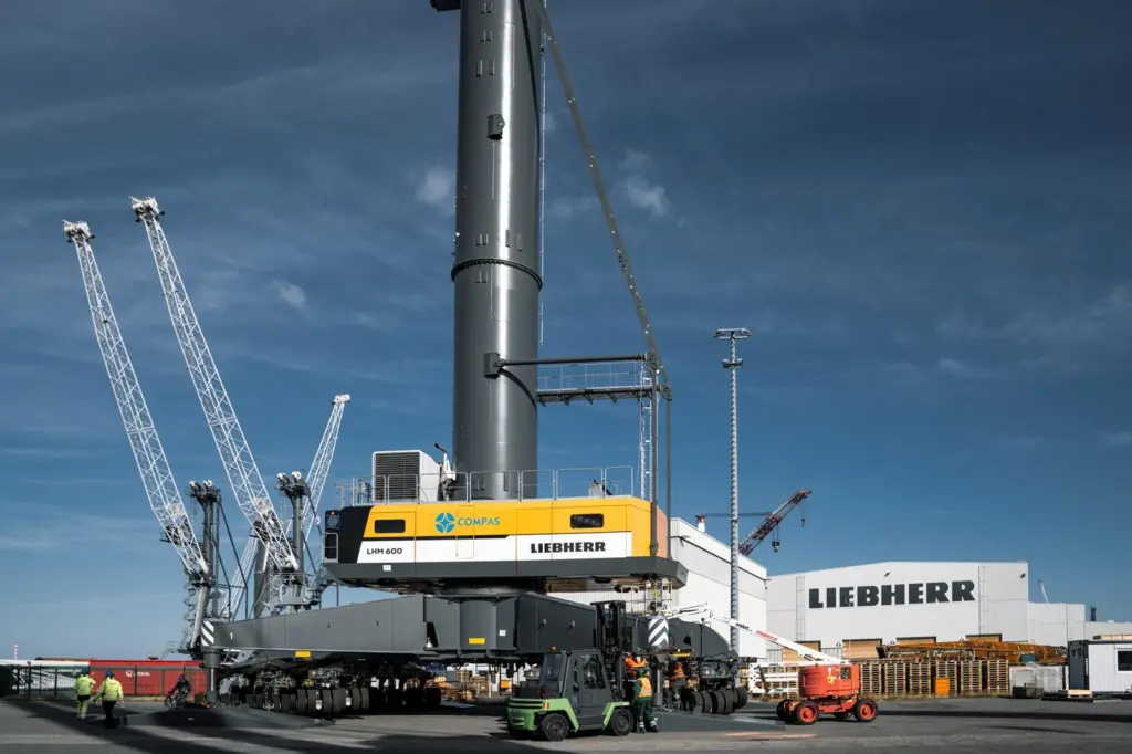 The Liebherr LHM 600 port crane on the quayside