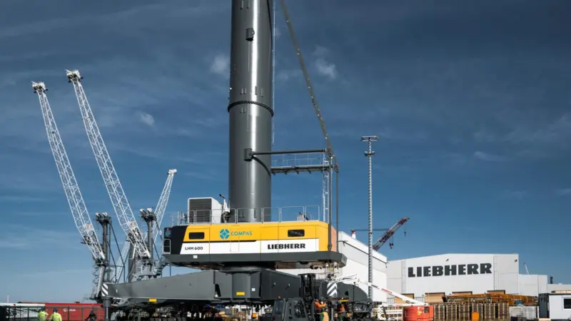 The Liebherr LHM 600 port crane on the quayside