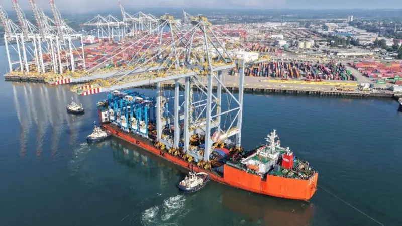 Large quay crane arriving at the Port of Southampton